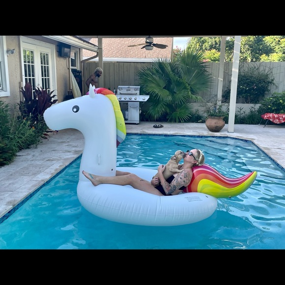 nifty drifty inflatable unicorn pool floaty - Picture 2 of 4
